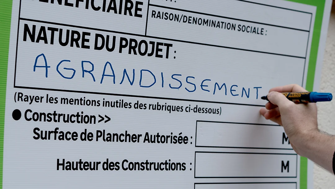 constater l'affichage du permis de construire