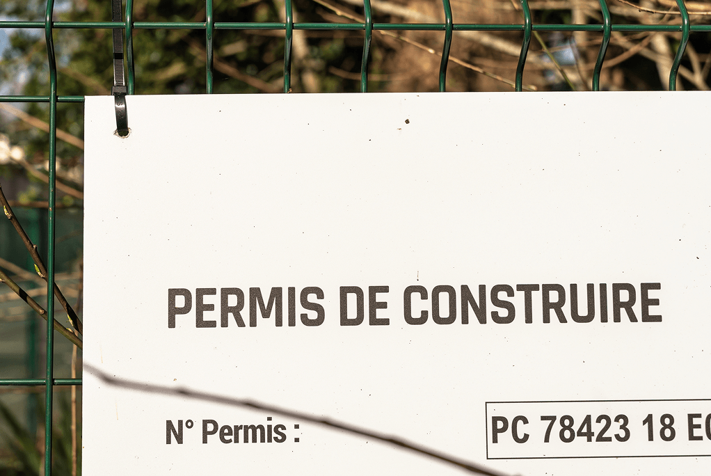 Gros plan panneau permis de construire affichage obligatoire chantier construction