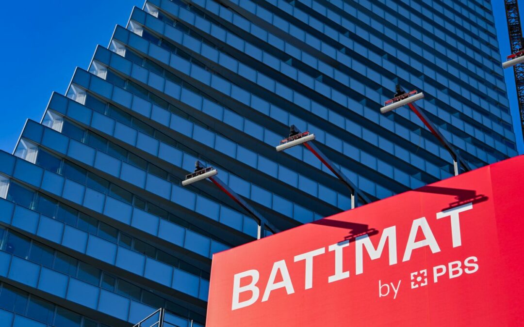 Façade vitrée d'un bâtiment avec le panneau BATIMAT 2026 à Paris